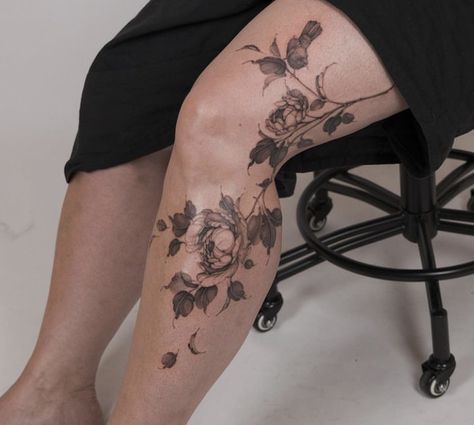 Tattoo Knee Woman, Floral Knee Tattoo, Flower Knee Tattoo, Knee Tattoos Women, Floral Foot Tattoo, Flower Leg Tattoos, Flower Hip Tattoos, Body Tattoo Design, American Traditional Tattoo Ideas