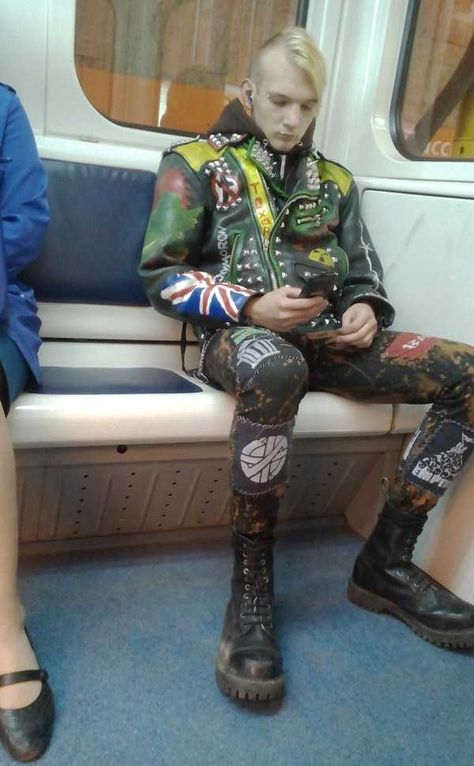 33 more crazy pictures that prove the Russian subway fashion is uniquely weird. #russia #subway #fashion #subwayfashion #russiansubway 80s Punk Photography, Punk Outfits 80s, 80s Punk Fashion, Princesa Punk, Ropa Punk Rock, Colorful Punk, Punk Guys, Punk Mode, Cultura Punk