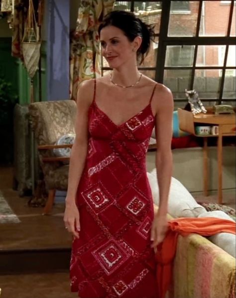 Early Friends Fashion, 90s Athletic Outfits Women, Monica Geller Red Dress, Monica's Outfits Friends, Courtney Cox Outfits, Monica Geller Dress, Friends Aesthetic Tv Show Outfits, 90s Friends Fashion, Friends Show Outfits