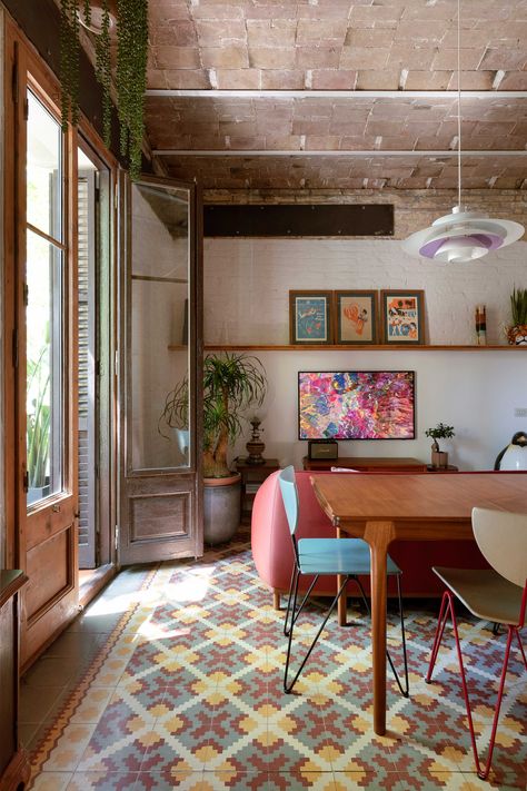 Tour an Old and Retro Barcelona Apartment That Was Renovated | Apartment Therapy Flat Aesthetic, Old Barcelona, Retro Barcelona, Barcelona House, Apartment Details, Condo Inspiration, Barcelona Apartment, About Earth, Community Housing