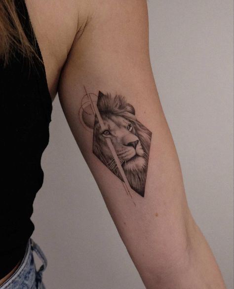 Back Tattoo Lion Women, Tattoo Ideas Lion Men, Lion Wrist Tattoo Women, Leo Hip Tattoo, Mini Lion Tattoo For Women, Lion Woman Tattoo, Small Lion Tattoo Men, Lion Tattoos Men, Lionheart Tattoo