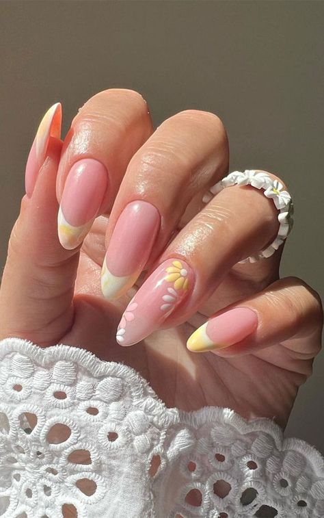 Bloom into Summer with Gorgeous Floral Nail Designs : Yellow & White Flower Nails Flower Petal Nails, White Flower Nails, Nails With Flowers, Stone Nail Art, Color For Nails, Trendy Shades, Floral Nail Designs, Airbrush App, Flower Nail Designs