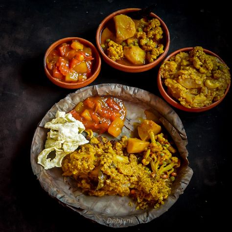 Vegetarian Platter, Bengali Food, Vegetable Prep, Food Cart Design, Recipe Step By Step, Using A Pressure Cooker, Small Tomatoes, Fried Cauliflower, Vegetarian Lunch