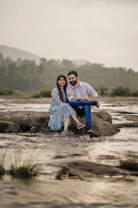 Couple Poses Western Dress, Dam Photoshoot Ideas, Prewedding Pose Ideas, Nature Couple Photoshoot, Western Couples, Pre Wedding Photoshoot Beach, Creative Photography Poses, Pre Wedding Photoshoot Props, Snow Photoshoot