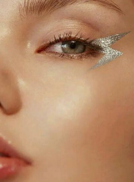 8 Easy Minimal Eye Makeup Looks That Will Turn Heads - Society19 UK Minimal Eye Makeup, Editorial Make-up, Silver Eye Makeup, Amazing Eyes, Dag Make Up, Alat Makeup, Mekap Mata, Flot Makeup, Make Up Inspiration