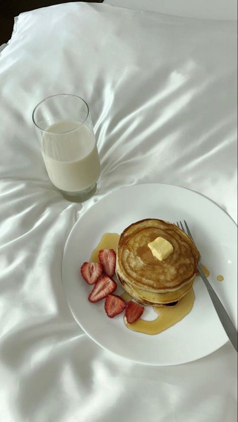 breakfast in bed 🥞 Milk Strawberry, Nadine Lustre, Siargao, Food Breakfast, Breakfast Pancakes, Breakfast In Bed, Pancakes, Instagram Profile, Milk