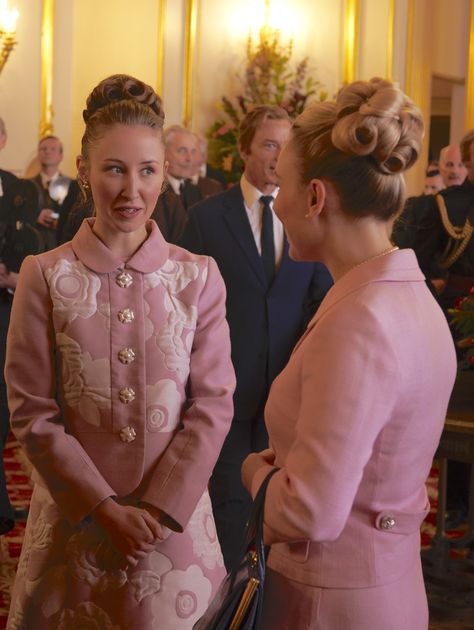 The Crown Season 3, Queen Elizabeth Ii Reign, Crown Netflix, The Crown Series, The Crown Season, Tv Clothes, Crown Aesthetic, Pink Suit, Princess Margaret