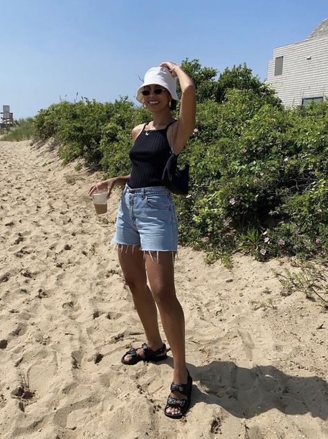 Beach, denim shorts Long Denim Shorts Outfits, Petite Beach Outfit, Summer Outfit Jean Shorts, Midi Shorts Outfit, Look Bermuda Jeans, Summer Days Outfit, Summer Outfits Blue, Sandals Outfit Summer, Outfits Sommer