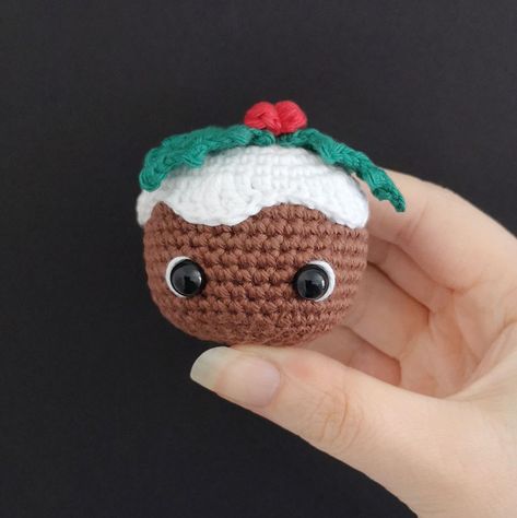 Crochet a Christmas pudding ornament with this quick and easy free pattern. It'll make a great addition to the tree this holiday season. Mini Christmas Puddings, Ornament Crochet Pattern, Chocolate Ornament, Ornament Crochet, Crochet Knit Sweater, Mini Christmas Stockings, Penguin Ornaments, Sweater Ideas, Crochet Xmas