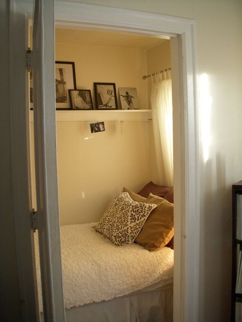 Wow, a walk-in closet turned bedroom! I could convert the tiny bedroom in my cabin into a walk-in and still fit a bed in there... good idea! Closet Nook, Tiny Bedroom Design, Bedroom With Walk In Closet, Bed Nook, Bedroom Nook, Walking Closet, Murphy Bed Plans, Small Bed, Bilik Tidur