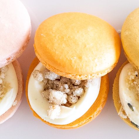 Churro Macarons, Flavored Macarons, French Macarons Flavors, Cinnamon Sugar Recipes, Bakery Goods, Rhubarb Crumble, Macaron Flavors, Vanilla Cheesecake, Pikachu Art