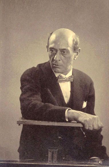 T for tout - Arnold Schoenberg, ca 1926 -by Man Ray via (C.P.) Arnold Schoenberg, Poetic Images, Alban Berg, Arnold Schönberg, Portrait Practice, 20th Century Music, Gustav Mahler, Classical Music Composers, Musical Composition