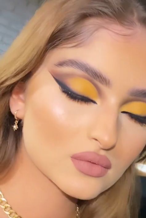 Yellow Makeup Looks, Yellow Makeup, Makeup Tutorial Eyeliner, Eye Makeup Designs, Colorful Eye Makeup, Yellow Outfit, Soft Makeup, Kiss Makeup, Makeup For Beginners