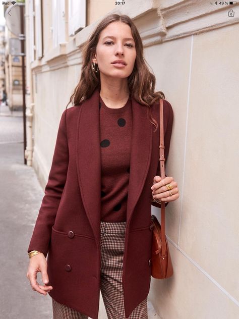 Casual chic outfit. Rust Blazer Outfit Women, Burgundy Coat Outfit, Burgundy Coat, Wine Outfit, Outfit Autumn, Coat Outfit, Fashion Business Casual, Style Inspiration Fall, Stylish Work Outfits