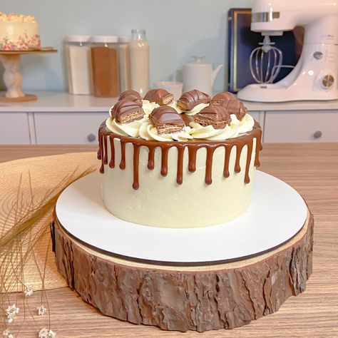 Autêntico bolo de chocolate com recheio de branquinho cremoso, Kinder Bueno e Nutella. Coberto com Buttercream, ganache e + Kinder! Bueno Cake, Buttercream Ganache, Bento, Chocolate Cake, Nutella, Cake, Quick Saves