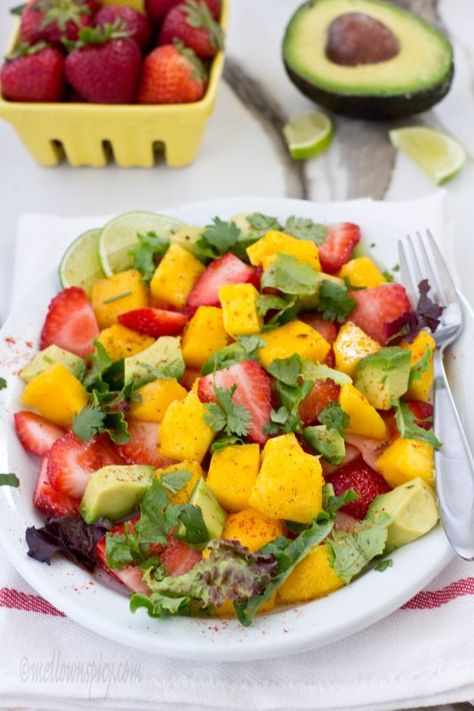 Mango And Avocado Salad, Fall Salad Recipes, Strawberry Avocado Salad, Spicy Dressing, Mango And Avocado, Strawberry Salad Recipe, Chinese Chicken Salad Recipe, Autumn Salad Recipes, Fall Salad