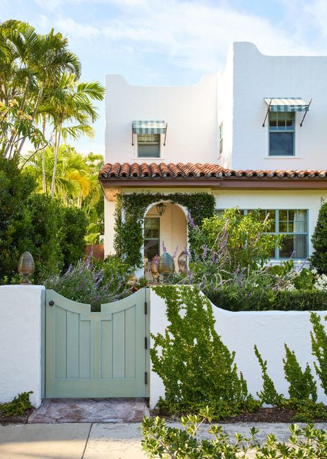 Tour Lewis Miller's Vintage-Filled Palm Beach Home – Frederic Magazine Mediterranean Florida Homes, Architectural Digest Beach House, Palm Beach Bungalow, Spanish Casita Hacienda Style, Palm Beach House Exterior, 1920s Spanish Bungalow, Dream Homes And Houses, Caribbean Homes Exterior, British West Indies Architecture