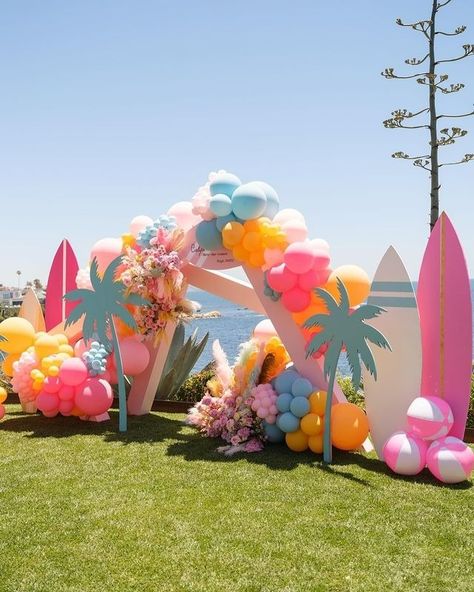 Lovestruck Blooms (@lovestruckblooms) • Instagram photos and videos Waves Four Days Birthday, Pool Party Backdrop Ideas, Summer Balloons Decoration, Love Island Party, Pool Party Backdrop, California Baby Shower, Party Backdrop Ideas, Summer Birthday Party Decorations, Havana Nights Party Theme