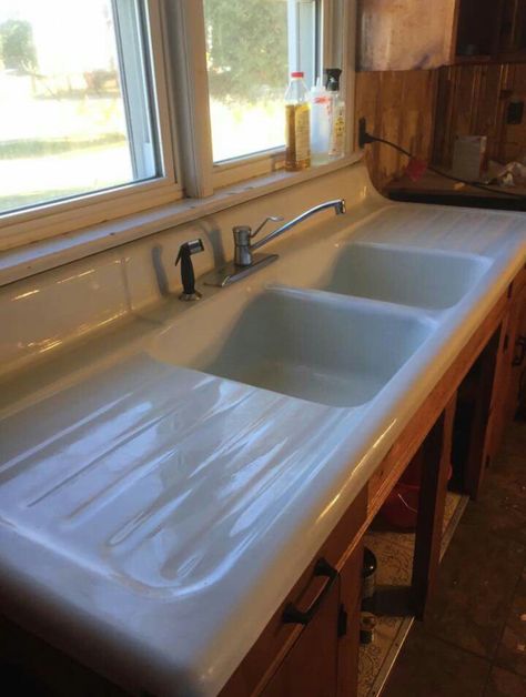 The perfect farmhouse sink!! ❤❤❤❤❤❤❤ Old Farmhouse Sink, Country Kitchen Sinks Farmhouse Style, Enamel Kitchen Sink, Drain Board Sink Kitchen, Apron Sink With Drainboard, Apron Sink With Drain Board, Antique Farmhouse Sink With Drainboard, Farmhouse Sink Vintage, Vintage Farmhouse Sink With Drainboard