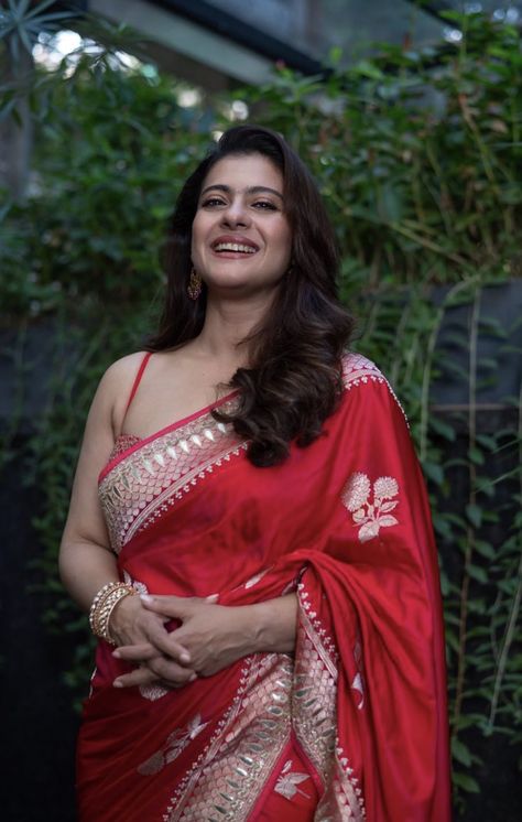 Kajol Red Benarasi Saree, Silk Saree Look, Kajol Saree, Kajol Devgan, Bollywood Hairstyles, Bollywood Outfits, Beautiful Women Over 40, Bollywood Girls