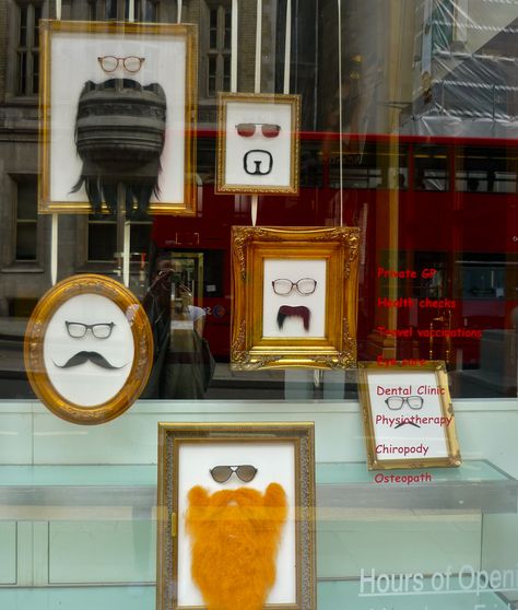 Óticas criativas nos encantam. Vitrines de óticas lindas estão nesta seleção… Eyewear Display, Decoration Vitrine, Store Window Displays, Retail Windows, Optical Shop, Store Windows, Store Window, Creative Display, Moustaches