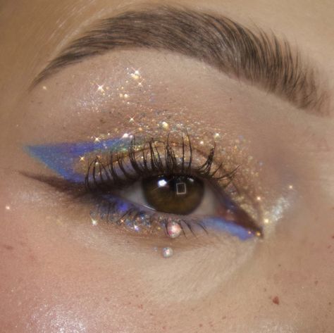 Makeup Looks With Colorful Eyeliner, Color Eyeliner Brown Eyes, Colored Liner Looks Hooded Eyes, Glitter Makeup Brown Eyes, Glitter Makeup Hooded Eyes, Glitter Eye Makeup Hooded Eyes, Make Up Jawa, Glitter Liner Eye Makeup, Glitter Eyeliner Looks