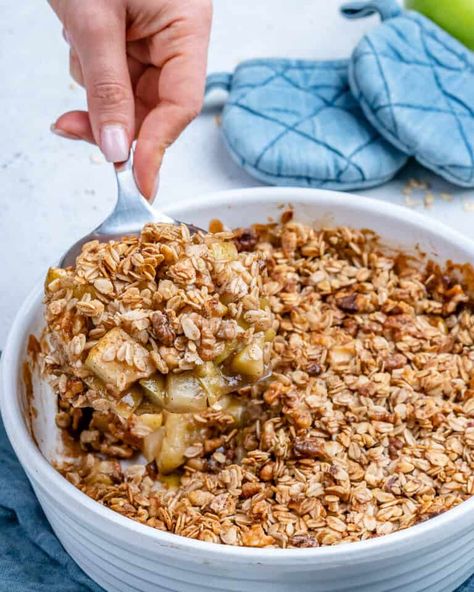 Easy Oatmeal Apple Crumble {Vegan} | Healthy Fitness Meals Pear Crumble Recipe, Apple Crumble Topping, Apple Recipes Easy Healthy, Oatmeal Crumble Topping, Easy Apple Crumble, Resep Oatmeal, Oatmeal Apple, Oatmeal Crumble, Healthy Apple Crumble