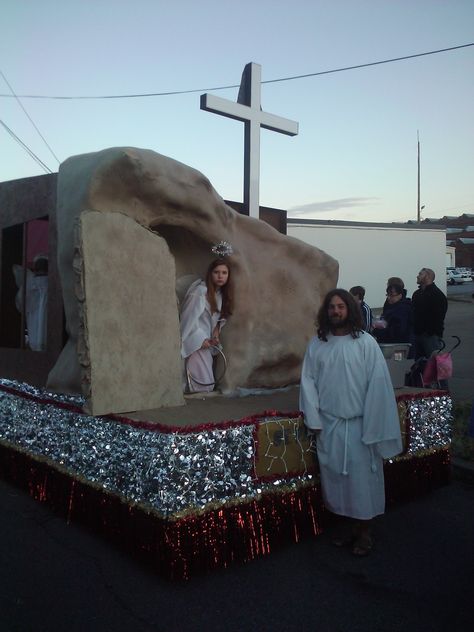 Cross and empty tomb. Float for Christmas Parade, 2011. Christmas Parade Floats Church, Christian Christmas Float Ideas, Cheer Christmas Parade Floats, Church Parade Float Ideas, Christian Floats For Parade, Home For The Holidays Parade Float, Christmas Floats, Parade Float Ideas, Christmas Skits