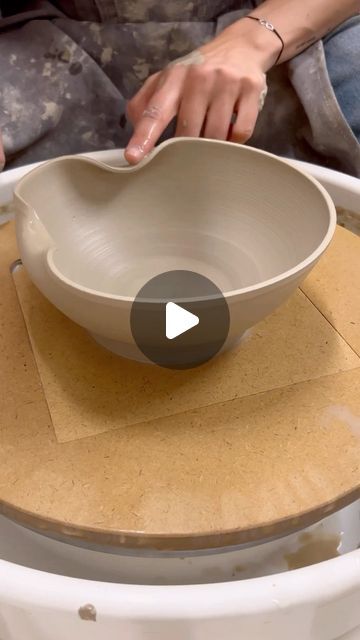 Ramen Bowl Glaze, How To Make Ceramic Bowls, Bowl Ceramic Ideas, Noodle Bowls Ceramic, Clay Ideas Bowl, Ceramic Ramen Bowl Handmade, Pottery Ramen Bowl, Clay Bowl Designs, Pottery Bowl Ideas