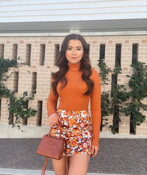 Orange Floral Skirt Outfit, Groovy Outfits Aesthetic, 70s Skirt Outfit, Groovy Aesthetic Outfits, Chaotic Fashion, Groovy Outfits, Orange Floral Skirt, Flowery Outfits, Telfar Bags