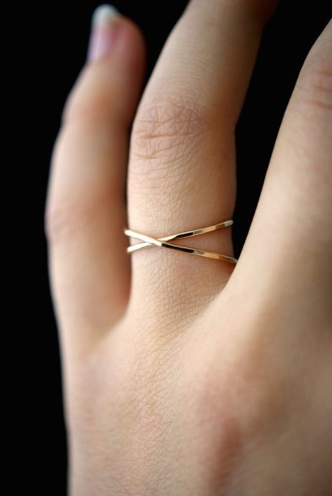 خواتم خطوبة, Hand Jewelry Rings, X Ring, Criss Cross Ring, Gold Rings Fashion, Bar Stud Earrings, Gold Ring Designs, Classy Jewelry, Gold Ring Stack