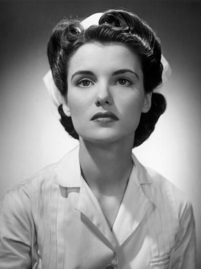 40s Aesthetic, Cabelo Pin Up, 1940s Hair, Nurse Hairstyles, Nurse Tattoo, 1940s Woman, 1950s Hairstyles, Nurse Aesthetic, 1940s Hairstyles