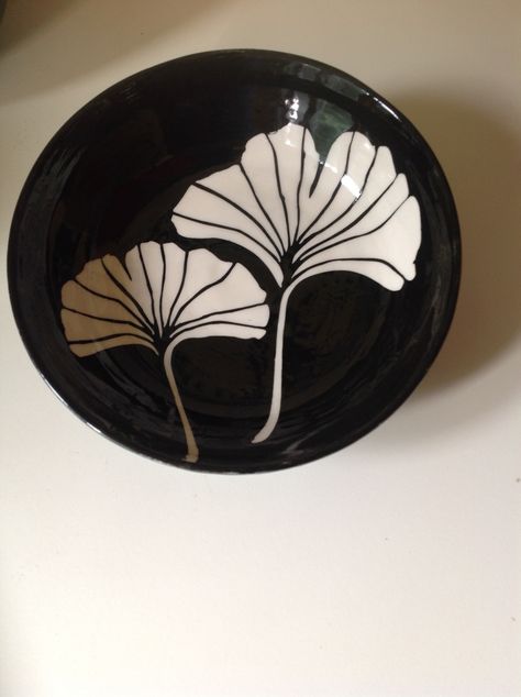 Ginkgo black and white design Pottery Painting Ideas Black And White, Sgraffito Plate Designs Easy, Sgraffito Leaves, Clay Sgraffito Plate, Ceramic Plates Designs, Black And White Sgraffito Pottery, Black And White Leaves, Clay Plates, Pottery Gifts