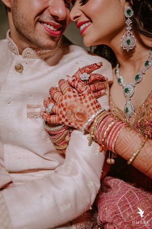 31 Unique 'Bridal Mehndi Hand' Portraits That We Absolutely Love Couple Mehndi Poses, Mehendi Couple Poses, Pre Wedding Poses Unique, Mehndi Couple, Traditional Bridal Lehenga, Desi Engagement, Engagement Couple Poses, Mehndi Photography, Reception Couple