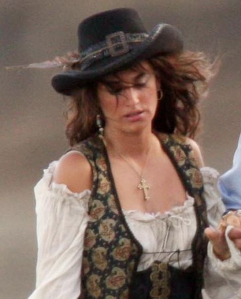 i like the vest look... hard to get a good pic of. ~LL. Pirates of the Caribbean On Stranger Tides- Penelope Cruz as Angelica Caribbean Outfits, On Stranger Tides, Steampunk Pirate, Pirate Woman, Pirate Hats, Penelope Cruz, Pirate Theme, Cute Costumes, Pirate Party