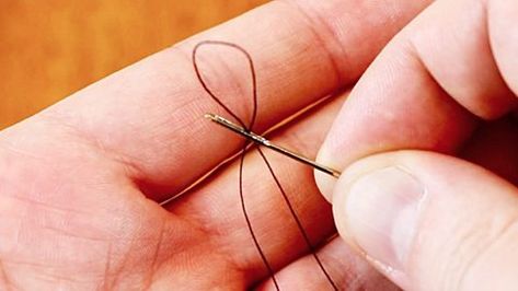 Easiest Way To Thread A Needle | DIY Joy Projects and Crafts Ideas Diy Beading, Sewing Machine Needle, Bead Tutorials, Sewing Essentials, Sewing Needle, Thread Embroidery, Christmas Sewing, Studio Art, Sewing Tips