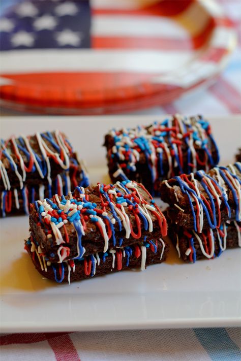 patriotic red white blue brownies, easy dessert for the 4th of July Red White And Blue Brownies, Forth Of July Brownies, Chocolate Fourth Of July Desserts, Blue Brownies, Restaurant Anniversary, 4th Of July Brownies Red White Blue, Patriotic Brownies Red White Blue, Red White And Blue Baked Goods, 4th Of July Desert Red White Blue