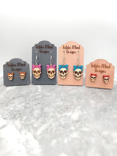 Showcase your edgy style with these one-of-a-kind acrylic laser cut skull earrings, featuring a skull with a bow design. Perfect for adding a touch of punk rock chic to any outfit. Acrylic Laser Cut Design, Skull With Bow, Acrylic Earrings Laser Cut, Laser Earrings, Laser Engraved Earrings, Cnc Table, Paint Pallet, Polymer Clay Halloween, Jewelry Skull