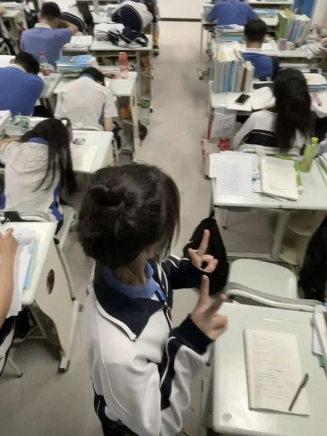 Chinese Students Studying, China School Aesthetic, Chinese Student Aesthetic, Chinese School Aesthetic, China School Uniform, Korean School Aesthetic, Korean Classroom, Korean Highschool, Chinese High School