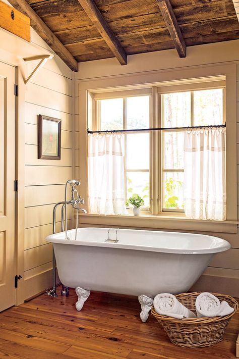 Natural Log Cabin - Stand-Alone Bathtubs That We Know You’ve Been Dreaming About  - Southernliving. An exposed wood ceiling, stunning wood floors, and a neutral palette create cozy-cabin vibes. The cast-iron claw-foot tub seems to be the perfect place to soak. Stand Alone Bathtubs, Classic Bathroom Design, Shiplap Bathroom, Primitive Bathrooms, Ship Lap, Cabin Bathrooms, Cottage Bathroom, Clawfoot Tub, Bath Tub