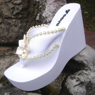 Sneakers Wedding, Bride Heels, Bridal Flip Flops, Wedding High Heels, Easy Spells, Beaded Shoes, Platform Wedges Shoes, Platform Flip Flops, Wedges Shoes