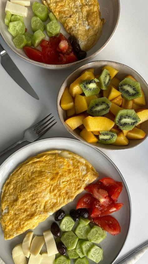 #healthy #omelette #fruits #breakfast Healthy Omelette Recipe, Omelette Healthy, Fruits Breakfast, Keto Fast Food Options, Healthy Omelette, Saturday Breakfast, Keto Fast Food, Breakfast Omelette, Plats Healthy