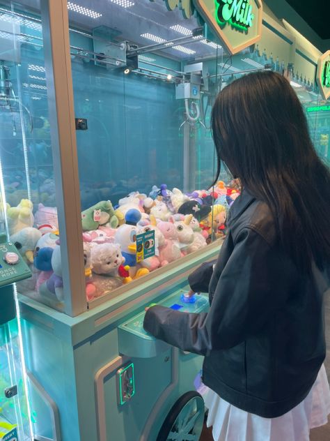 Arcade Poses With Friends, Claw Machines Aesthetic, Dating Show Aesthetic, Game Arcade Aesthetic, Arcade Reference, Arcade Aesthetic Friends, Arcade Date Aesthetic, Arcade Games Aesthetic, Arcade With Friends