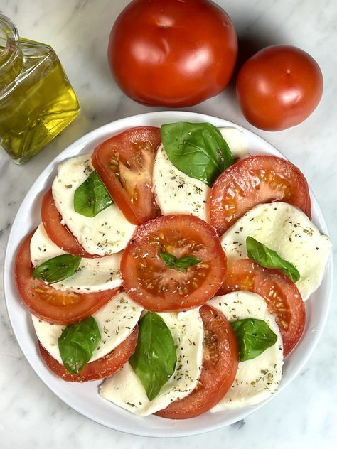 Savor the simplicity of this Caprese salad. A quick, no-cook platter of tomatoes, mozzarella, and basil that turns an ordinary day into extraordinary. Your delicious escape is just minutes away. Tomato And Mozzarella Appetizer, Mozzarella Tomato Salad, Easy Caprese Salad, Salami Chips, Mozzarella Appetizers, Italian Appetizer, Tomatoes And Mozzarella, Tomatoes Mozzarella, Flavored Olive Oil