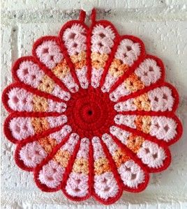 Vintage Daisy Potholder -- Free Crochet Pattern Crochet Butterflies, Vintage Potholders, Crochet Pot Holders Free Pattern, Kitchen Crochet, Crochet Potholder, Crochet Potholder Patterns, Crochet Pot, Crochet Hot Pads, Crochet Chicken