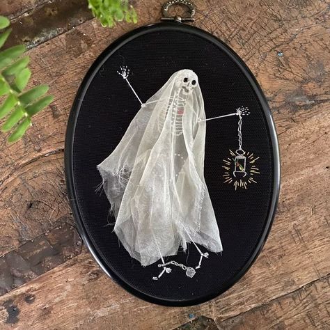 Vampire Embroidery, Goth Embroidery, Gothic Embroidery, Dark Embroidery, Skull Embroidery, Idee Cricut, Hand Embroidery Projects, Sewing Embroidery Designs, Hand Embroidery Art