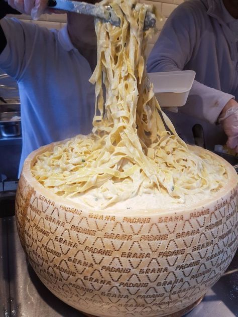 Italian Fettuccine, Fast Food Pasta, Cheese Wheel Pasta, London Camden, Cheese Wheel, Pasta Bar, Fettuccine Pasta, Food Pasta, Healthy Recipes Easy Snacks