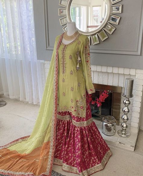 Bridal Grara Design, Kimkhab Gharara For Bride, Gharara Designs For Mehndi, Kimkhab Gharara Design, Kimkhab Gharara, Gharara Dress, Ghrara Design Pakistani, Sanchak Dresses Brides, Banarsi Gharara Designs