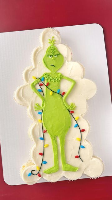 Cupcakes Pull Apart Ideas, Grinch Pull Apart Cupcakes, Whoville Cupcakes, Cupcake Cake Designs Pull Apart, Christmas Cupcake Cakes Pull Apart, Pastel Grinch, Christmas Pull Apart Cupcakes, Grinch Cupcake Cake, Christmas Decorated Cakes