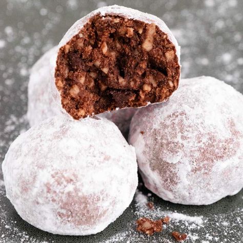 Keto Chocolate Snowball Cookies | Hungry For Inspiration Chocolate Snowball Cookies, Chocolate Snowballs, Snowballs Recipe, Pecan Snowballs, Pecan Snowball Cookies, Low Carb Christmas, Keto Christmas Cookies, Snow Balls, Low Carb Backen